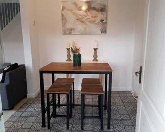 2 Bed House - Sleeps 4 - Pets - Garden - Parking - Bolton - Dining room