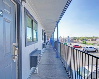 Super 7 Inn By OYO San Antonio Nw Medical Center - 聖安東尼奧 - 陽台