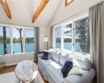 Laurel Shore Cottage with Seasonal Private Tidal Dock, Pet friendly. - Harpswell - Living room