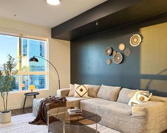 Spacious Hollywood Home Sunset View-Free Parking 10mins to Universal Studios - Los Angeles - Living room