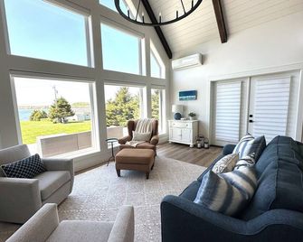 Water View Cottage With Access To River & Minutes To Sandy North Shore Beaches - Kensington - Living room
