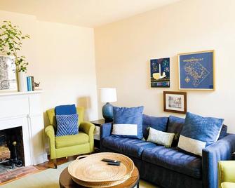 Perfectly located townhome in beautiful Old Town Alexandria with parking - Alexandria