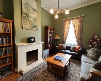 Old Barossa Valley Inn & Bakery House..Get it all! - Lyndoch - Living room