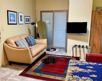 Unique, Custom Built Studio for your Private Peaceful Retreat - Green Valley - Wohnzimmer