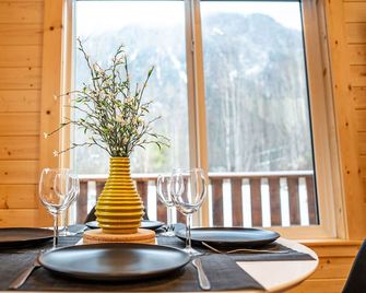 Luna Lodge - Alpha Mountain Lodging + Sauna - Revelstoke - Dining room