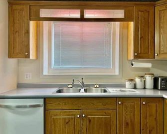 Perfect stay for a family or a group of friends visiting our beautiful valley! - Drumheller - Cucina