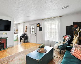 Chic Smoky Mtn Stay W/ Hot Tub & Barista Coffee Bar - Seymour - Sala de estar