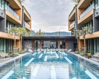 格南居酒店 - 卡馬拉 - 游泳池