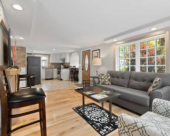 Light House In The City - Ithaca - Living room