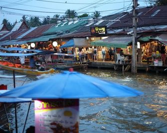 Roomquest Amphawa Floating Market - Samut Songkhram