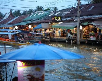 Roomquest Amphawa Floating Market - Samut Songkhram