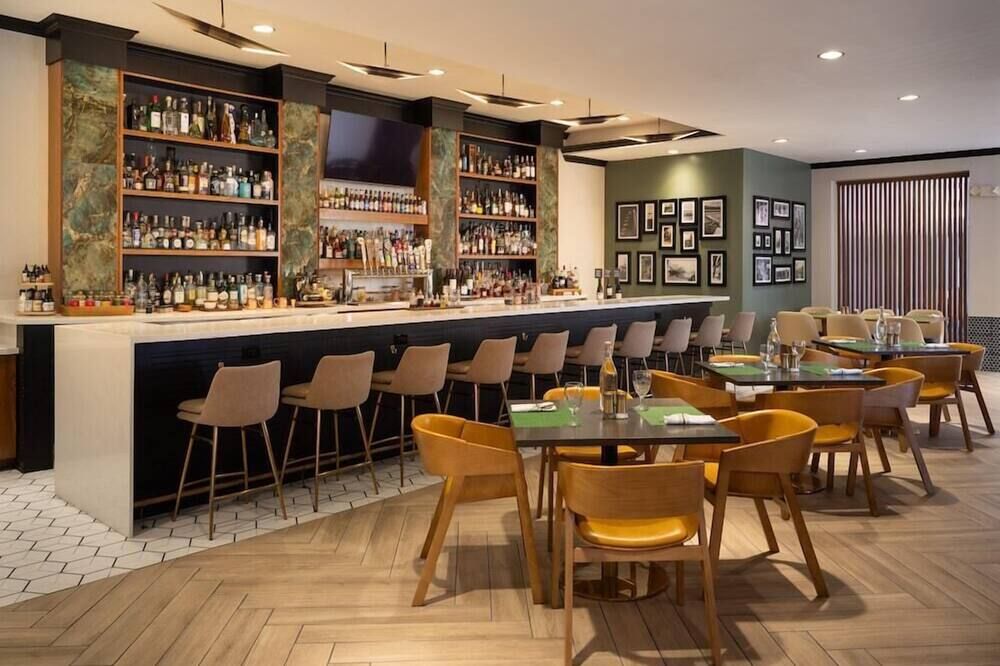 DoubleTree by Hilton Houston Westchase - יוסטון - בר