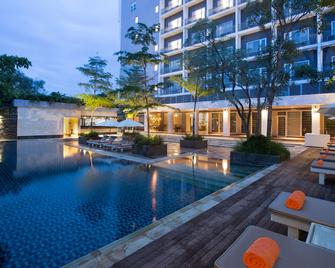 Delonix Hotel Karawang - Karawang - Pool