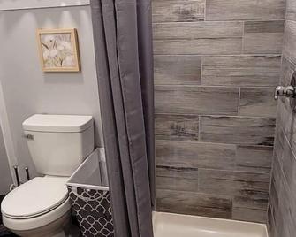 Adirondack Country Living: Blue Spruce Tiny House Experience - Canton - Badkamer