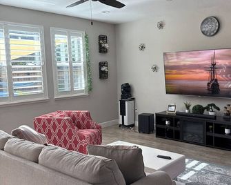 Great riverisland house only first floor bedroom and bathroom pool included - Lathrop - Wohnzimmer