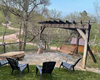 Gold Miner At Gold Creek Rustic Lux Cabin Near Mt. Rushmore & Custer State Park - Hermosa - Patio