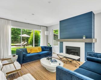 Water Mill Wooded Escape - Water Mill - Living room