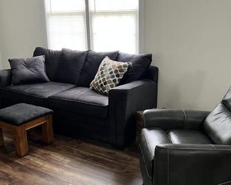 Charm, Prime Location: - Troy - Sala de estar