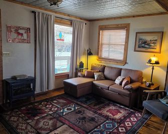Cozy getaway in the 'Moose Viewing Capital of Colorado'! Dogs welcome! - Walden - Sala de estar