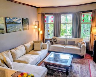 Historic Character Home 8 minutes from City Centre - Vancouver - Soggiorno
