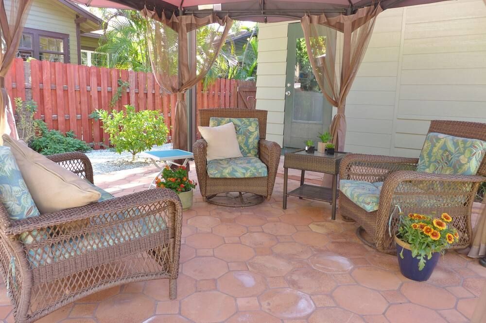 Coconut Palm Apt~ Comfy 2nd Flr Apt W/ Locked Private Door! - פורט מאיירס - פטיו