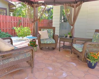 Coconut Palm Apt~ Comfy 2nd Flr Apt W/ Locked Private Door! - פורט מאיירס - פטיו