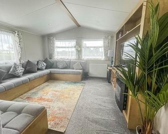 Beautiful 6 Berth Caravan With Decking In Norfolk Ref 89001mv - Belton - Living room