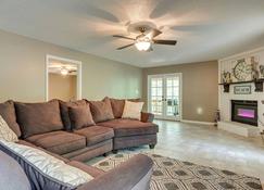 Peaceful Lucedale Hideaway on Private Acerage! - Lucedale - Living room