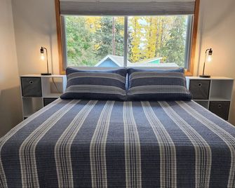 Midnight Sun Getaway, 5 Min. From The Airport! Sauna & Deck - Anchorage - Habitación
