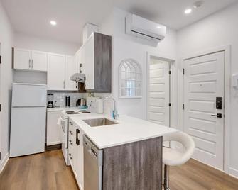 M11 Upscale Studio Wqueen Bed Ac Prime Location - Montreal - Kitchen