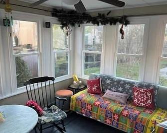 Location! House with home office, gym, more-Cherry Hill - Cherry Hill - Wohnzimmer