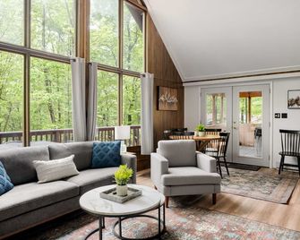 Chalet Cabin w Hot Tub WiFi Firepit Grill Deck - Hedgesville - Salon