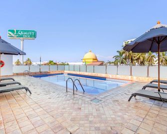 Quality Inn Mazatlan - Mazatlán - Alberca