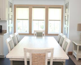 Beautiful house across from Silver Lake on the Berkley Estate - Ocracoke - Dining room