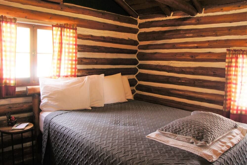 Oak Logroom - Ellis Lake Resort - Interlochen/Traverse City