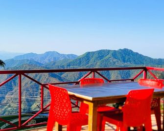 Morning Breeze Homestay Kanatal - Kanatal - Balcony