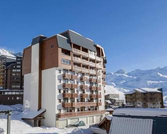 Cozy apartment in the French Alps with direct Ski-In/Ski-Out access. Enjoy stunning mountain views, full comfort after a day on the slopes, and a perfect location close to restaurants and après-ski fun - Les Belleville - Gebouw