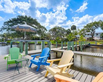 Waterfront Stuart Oasis w/ Hot Tub & Dock! - Stuart - Patio