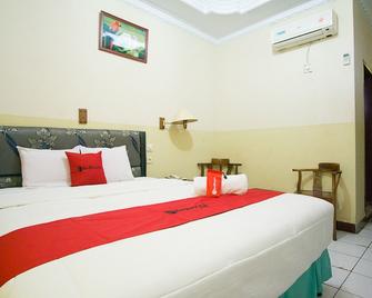 RedDoorz plus near Pelabuhan Bitung - Bitung - Bedroom