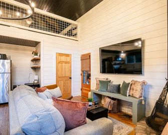 The Treehouse-10mi from Oxford-Velvet Ditch Villas - Batesville - Wohnzimmer