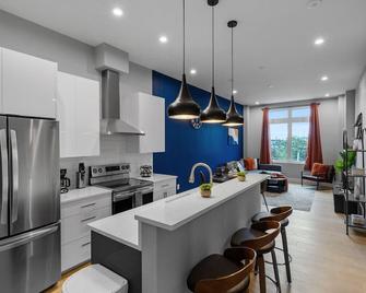 Stunning 2BR Condo in Assembly Square East Somerville - Somerville - Kitchen