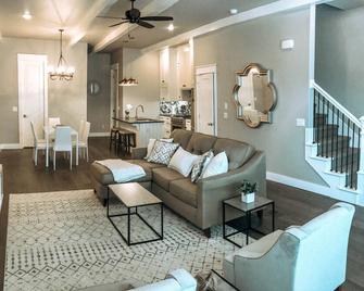 Elegant new townhouse in downtown Bentonville - Bentonville - Living room