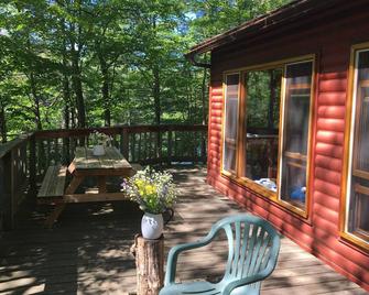 Charming cottage on Upper Rideau Lake near Westport, ON - Westport - Balcony