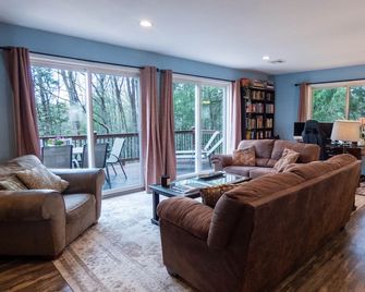 Spacious Catskills Home with Covered Hot Tub - Monticello - Living room