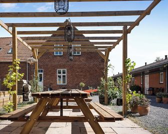 Nice Holiday Apartment 7 at Solgaarden, - Svaneke - Patio