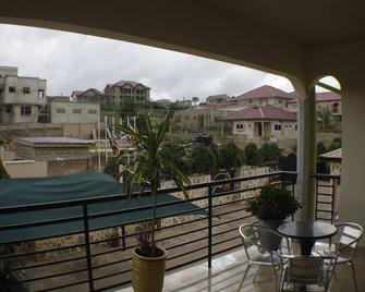 Dokua Royal Hotel - Kwabenyan - ระเบียง