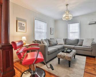 Tuscan Village Charming Home Steps From it All - Salem - Wohnzimmer