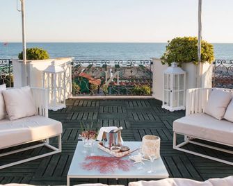 Hotel Il Negresco - Forte dei Marmi - Balcón