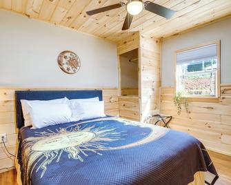 Near Hiking and Biking Newport Cabin in the Smokies - Newport - Bedroom