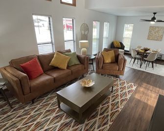 Unique home in the heart of Soddy Daisy - Soddy Daisy - Living room